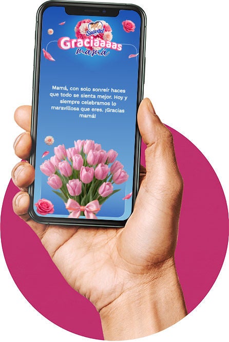 Mano sosteniendo un celular con el formulario para darle las gracias a mamá