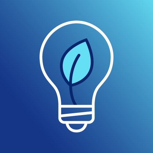 Icono de un foco con una hoja verde en su interior sobre fondo azul, simbolizando el ahorro de energía y el cuidado ecológico durante el lavado de ropa.