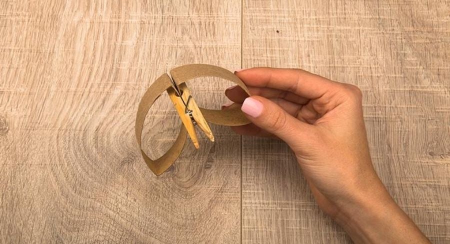 Tubo de papel higiénico formando una flor