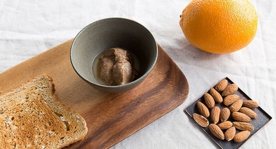 tostadas y almendras