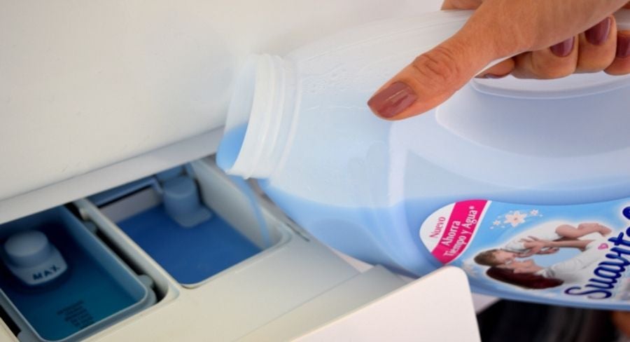 Cómo laver ropa de color: usa detergente para ropa de color y suficiente suavizante