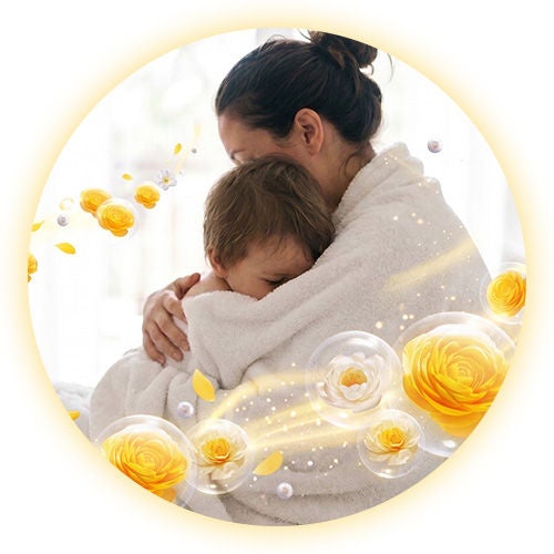 Abrazo de mamá y bebé rodeados de esencia Fresco Aroma de Sol tras lavar la ropa con Suavitel.