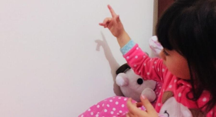 niña mirando a la pared