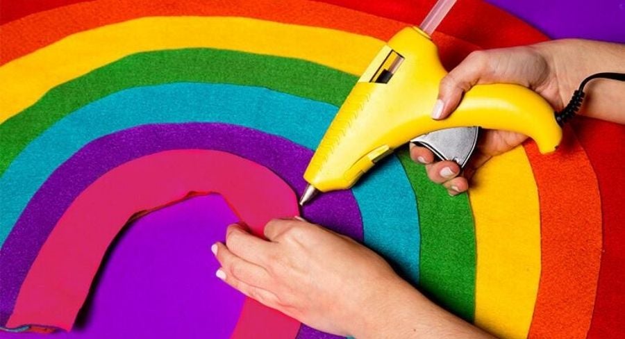 fijar las partes con silicona caliente