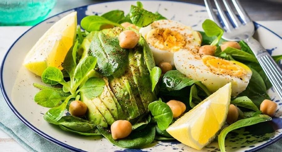 Ensalada de espinacas, aguacate, huevos y naranja