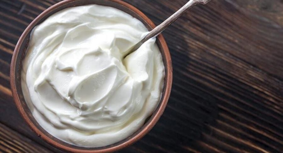 Proceso para espesar una sopa con yogur