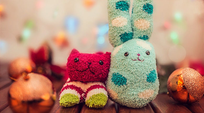 Muñecos hechos con medias y adornos coloridos