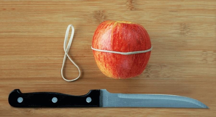 manzana roja envuelta en caucho