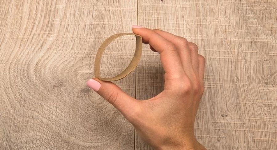 Tubo de papel higiénico doblado por la mitad