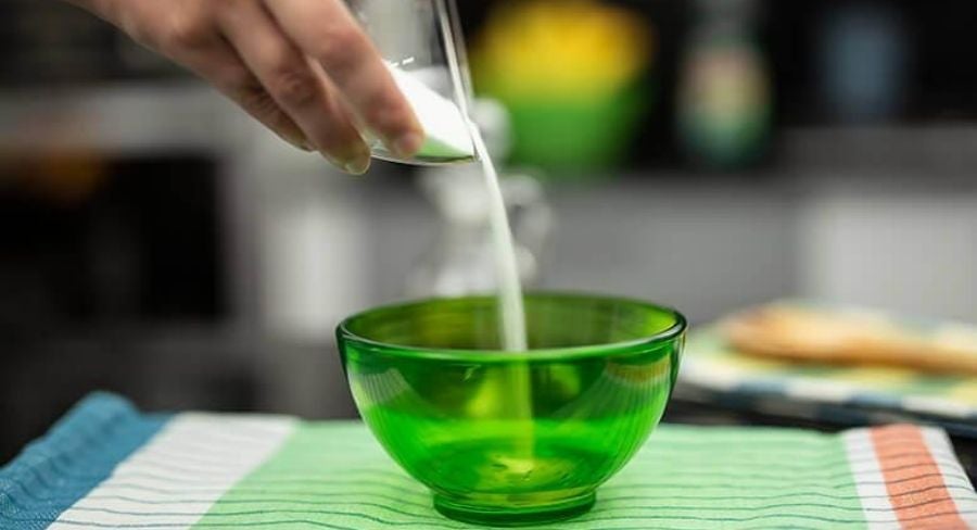Cómo eliminar la grasa de los gabinetes de cocina: mezcla el aceite y combinalo con bicarbonato hasta formar una pasta