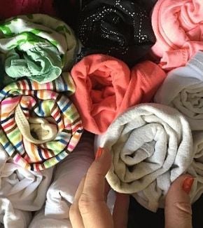 organizador-de-ropa-remeras-de-mujer-en-rollo.jpg