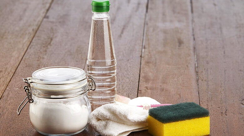 Imagen mostrando envase con contenido vinagre.