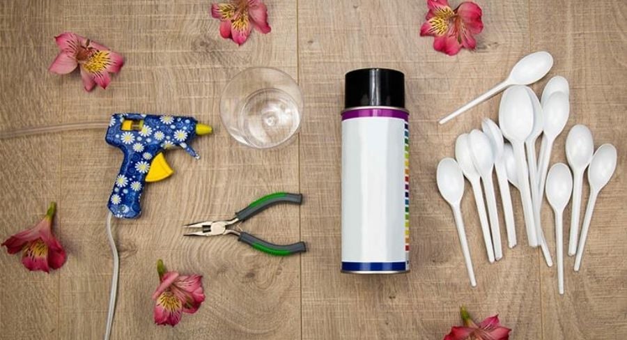 materiales para hacer floreros y candelabros con cucharas plásticas