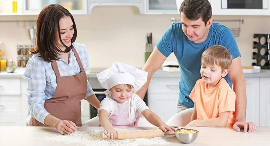 familia preparando pizza