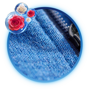 Detalle de tela de mezclilla azul con cremallera, luciendo limpia y suave tras lavar la ropa, adornada con burbujas de rosas Suavitel.