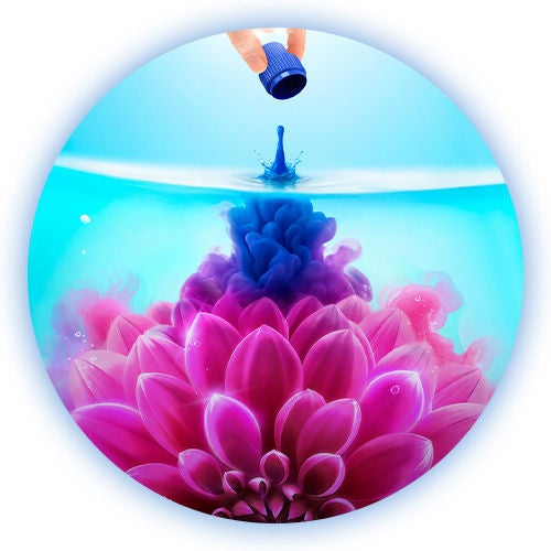 Gota azul de Suavitel Concentrado cayendo sobre una flor rosa acuática, activando el mejor suavizante de ropa olor duradero en tus textiles.