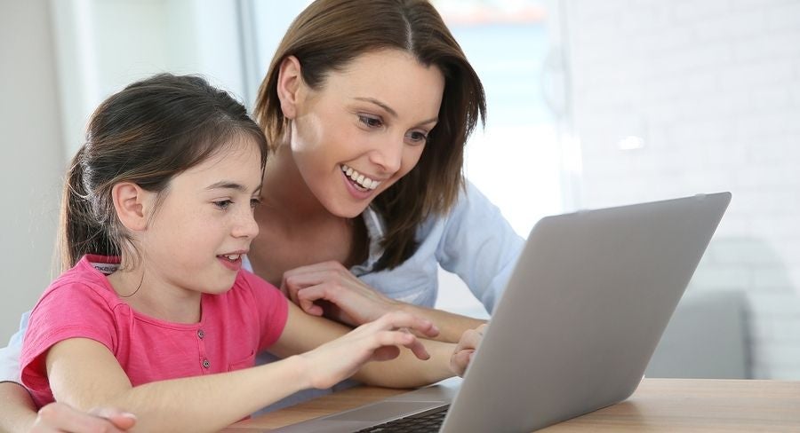 mamá e  hija viendo el portatil 