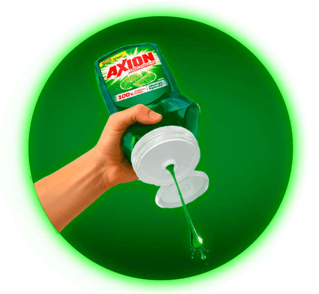 Mano exprimiendo botella de Axion Limón líquido "100% Grasa Menos Tallado" con gota de jabón verde.