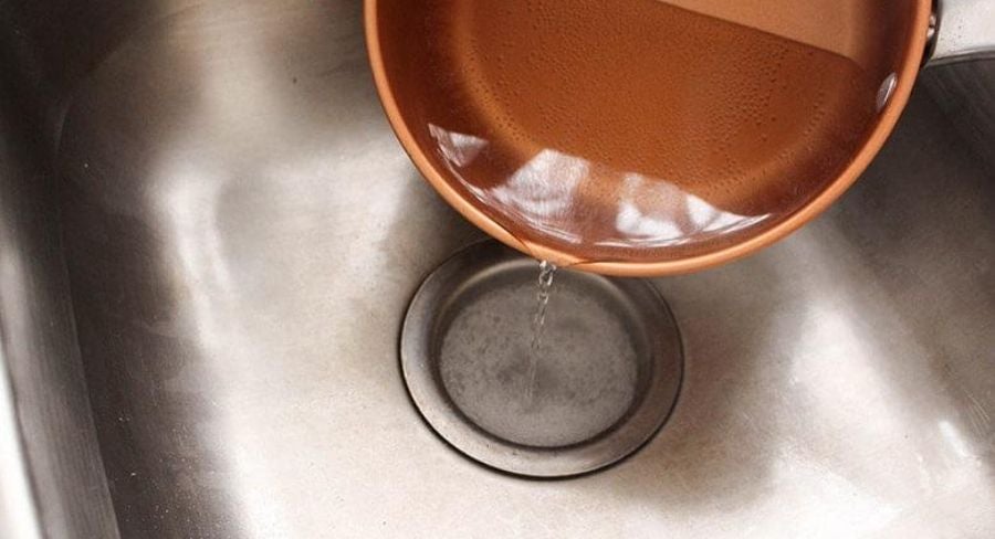 aplicando agua en el lavaplatos
