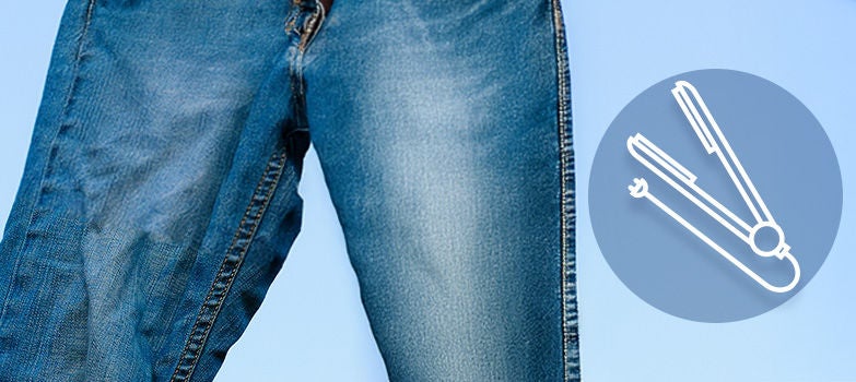 Cuelga y extiende los jeans en un gancho. Pasa con mucho cuidado la plancha de cabello alisando la zona arrugada 