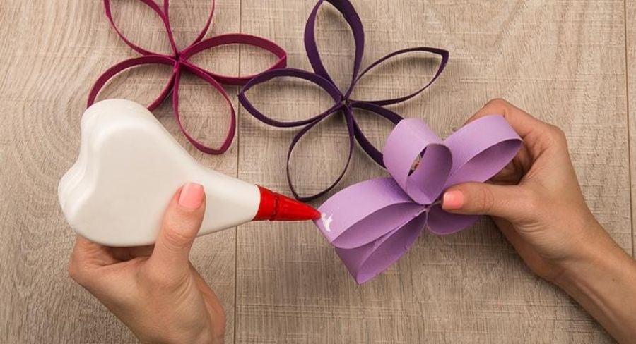 Pegando varias flores formadas con tubos de papel higiénico