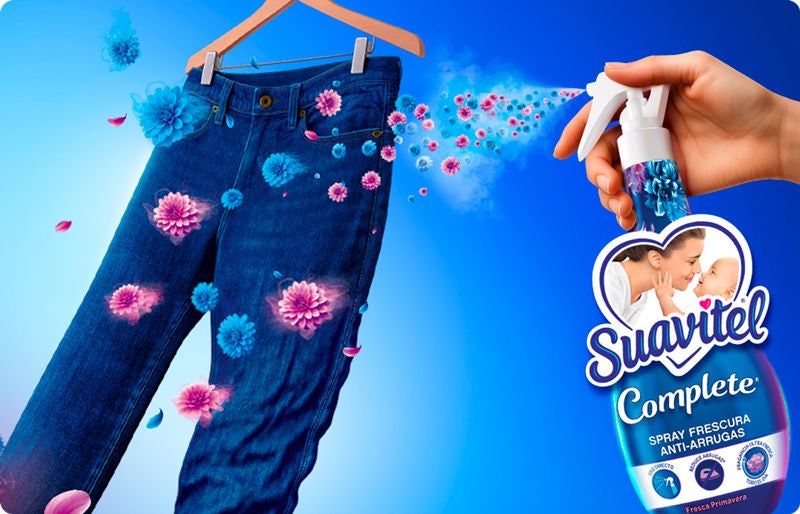 Spray Suavitel Complete Anti-arrugas rociando un pantalón de mezclilla para refrescar y alisar la tela.