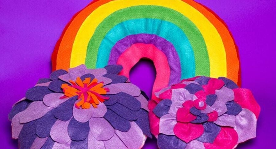 cojin de arcoiris terminado