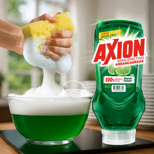 Animacíón mostrando jabón líquido Axion limón junto a mano exprimiendo esponja con espuma sobre un tazón con agua jabonosa