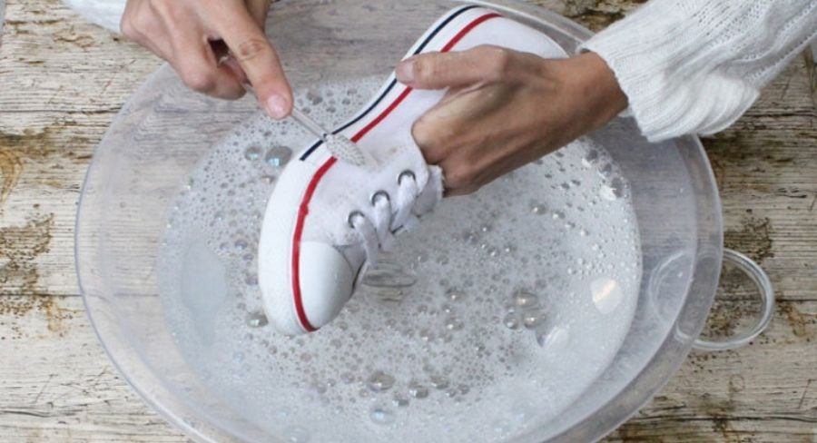 Procedimiento para limpiar las partes de tela de los tenis