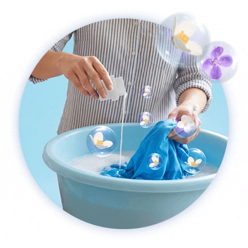 Mamá disfrutando el aroma limpio e hipoalergénico de la ropa de su bebé lavada con Suavitel Baby.