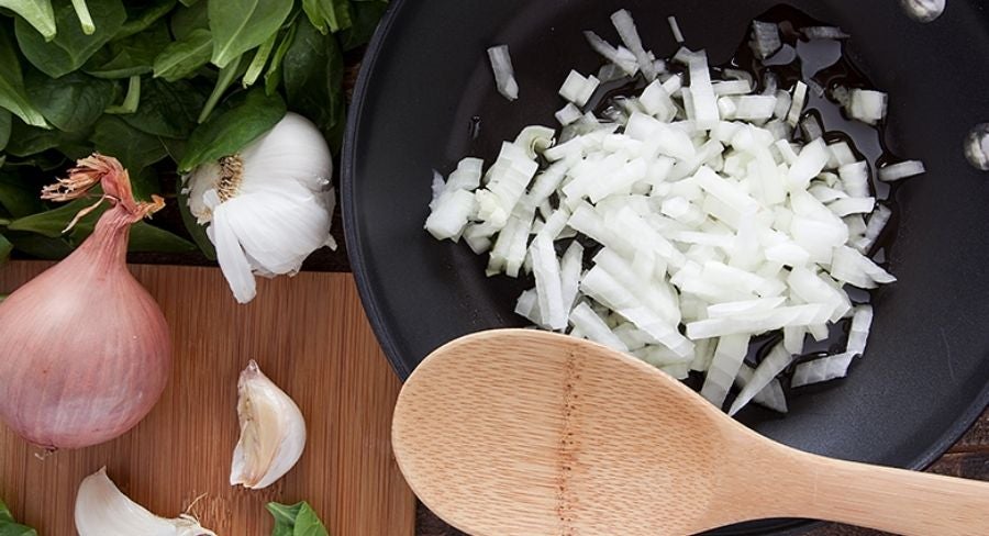 En una sartén pre-calienta el aceite durante unos minutos, luego incorpora la cebolla y cocina hasta que comience a ponerse transparente