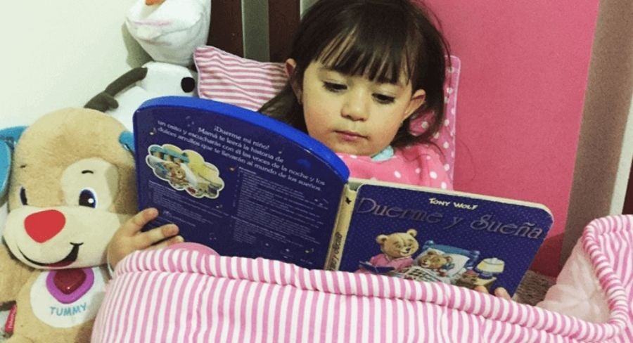 niña leyendo en su cama