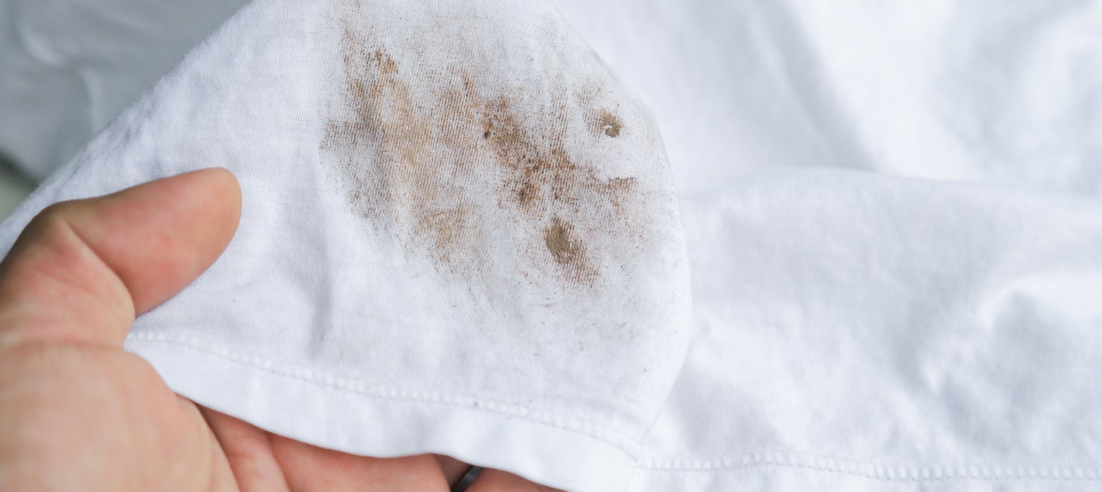 Camiseta con una mancha de suciedad