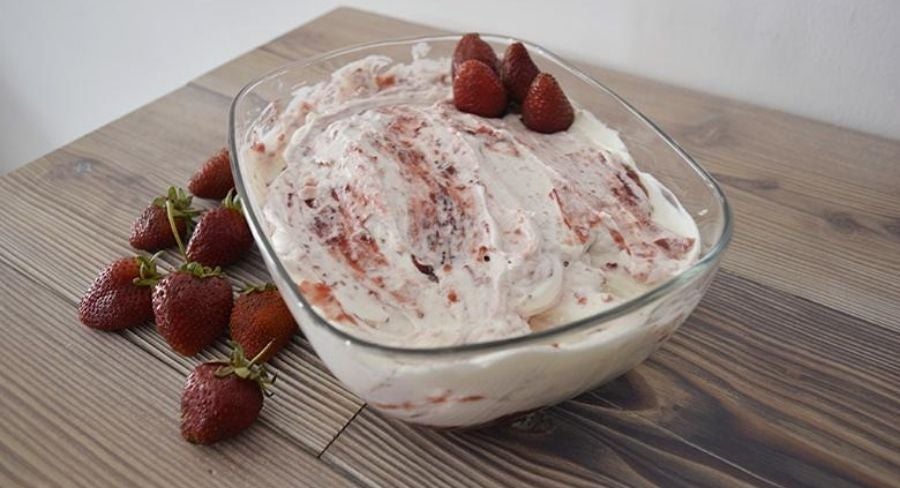 Helado de fresa sencillo y muy cremoso