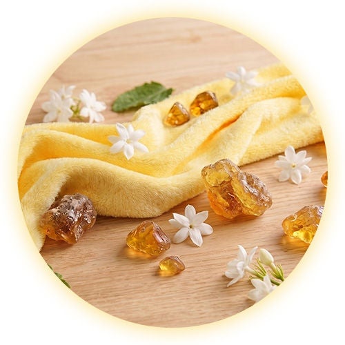 Toalla amarilla con jazmín y ámbar, ingredientes cálidos que evitan malos olores al lavar la ropa con Suavitel.