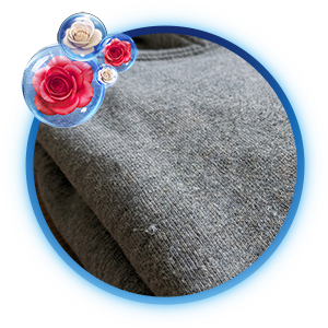 Primer plano de una prenda de lana color gris claro, suave tras lavar la ropa con Suavitel, resaltada con burbujas de rosas.