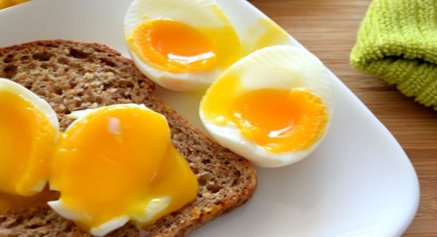 Huevos cocidos con la yema líquida