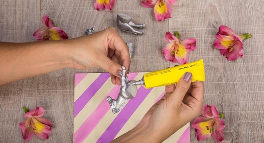 La limpieza de hogar es importante, así que deja que la tabla se seque y con ayuda de pegante para madera pega los animales a la superficie. Si notas que no se mantienen puedes ponerles un tornillo en la parte de atrás así quedarán mucho más seguros.