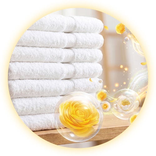 Toallas impecables con destellos dorados Fresco Aroma de Sol, enseñando cómo lavar ropa con frescura.