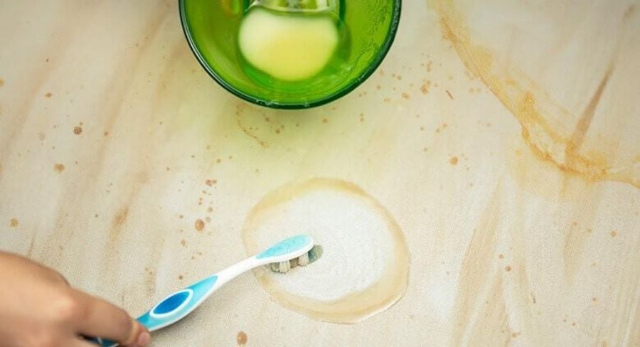 Cómo eliminar la grasa de los gabinetes de cocina: con un cepillo de dientes empieza a frotar la mezcla en la grasa