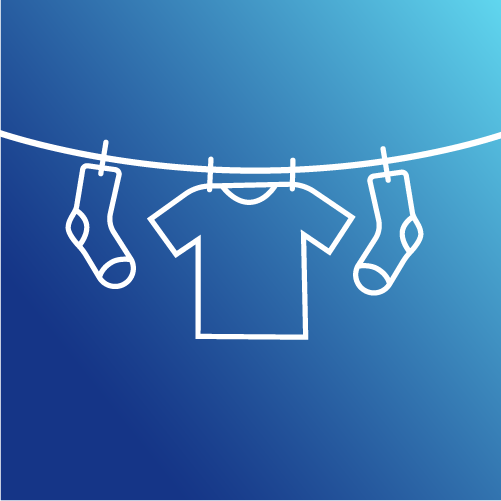 Icono de una playera y dos calcetines colgados en un tendedero de ropa sobre fondo azul.