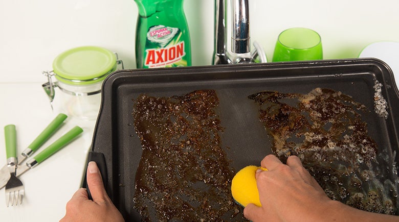 limpiando bandeja