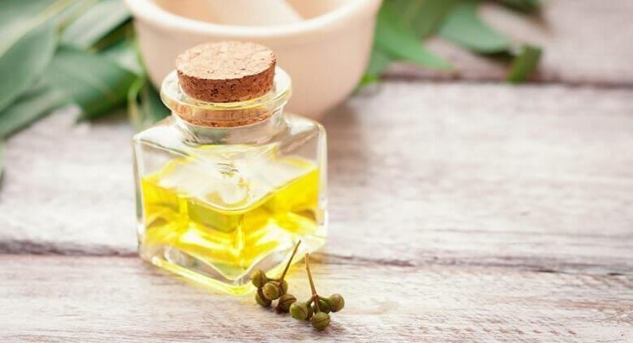Aceite esencial de árbol de té o eucalipto para limpiar pisos