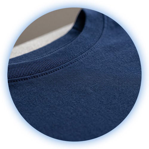 Cuello de camiseta oscura impecable, logrado al aplicar cómo quitar separar la ropa para lavar.