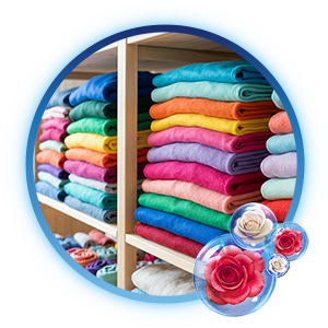 Estantes llenos de ropa colorida perfectamente doblada, suave y fresca, con burbujas de aroma a rosas de Suavitel, listos para guardarse.