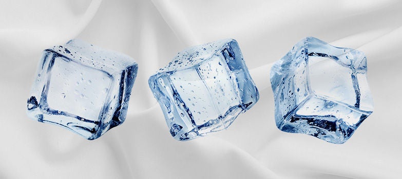 Arroja un par de cubos de hielo a la secadora con tu ropa y elige el ciclo rápido por 15 a 20 minutos. El hielo se derretirá y creará un efecto de vapor que quitará las arrugas