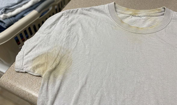 Playera de algodón con manchas amarillas de sudor en axila y cuello lista para pretratar al lavar la ropa.