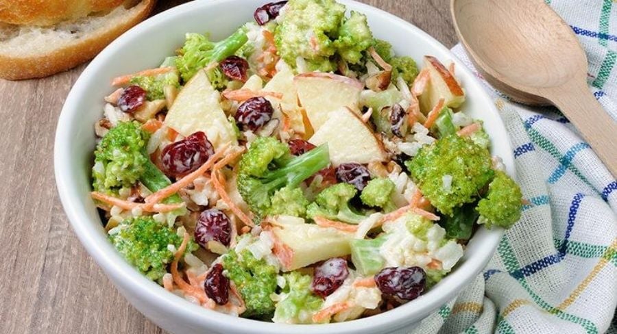 Ensalada de brócoli, manzana y nueces