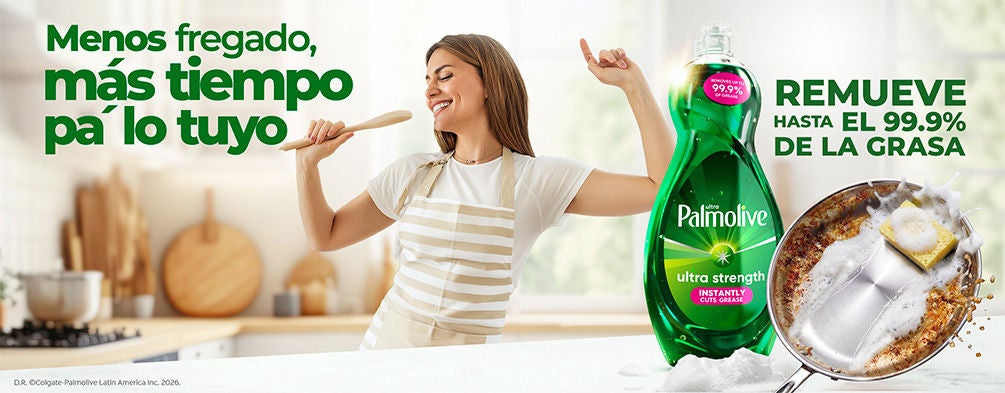Mujer con delantal canta feliz junto a botella de lavaplatos Ultra Palmolive y sartén con espuma en la cocina.
