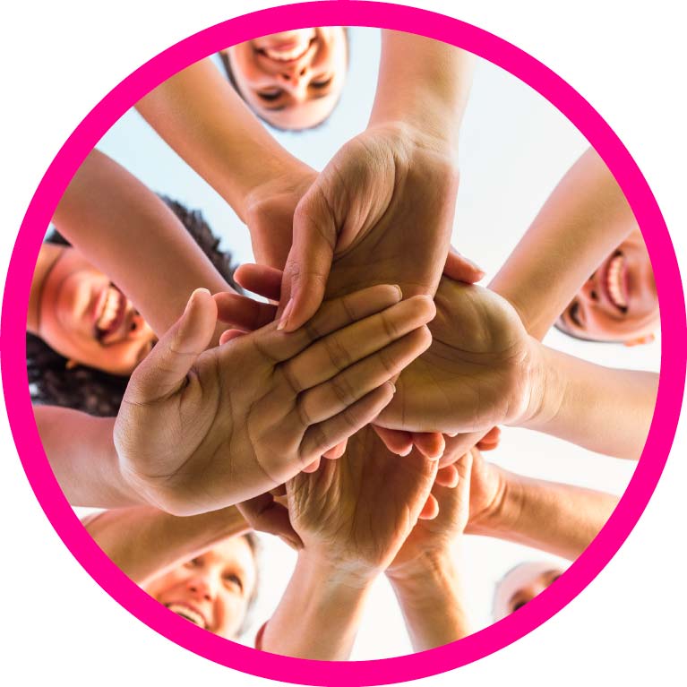 Mujeres con las manos juntas